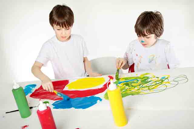 孩子们玩油漆.jpg