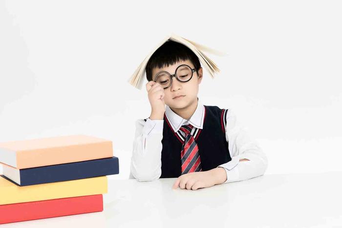 12岁的小男孩厌学期学校.jpg